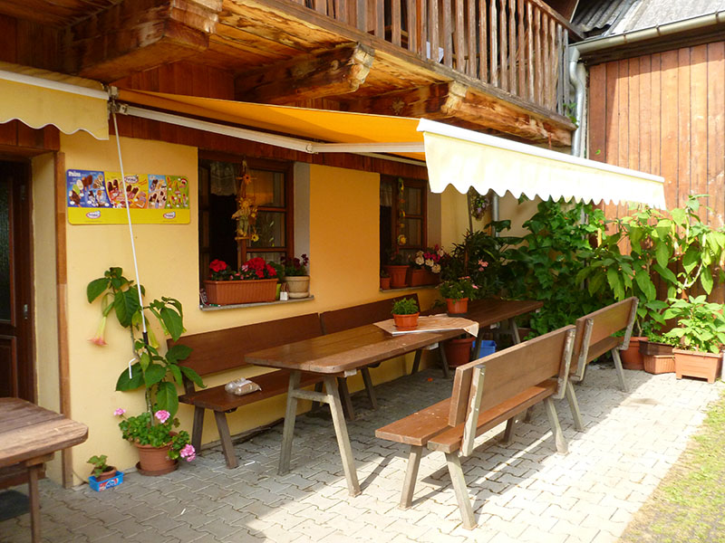 Jihočeská krajina se žlutým polem.